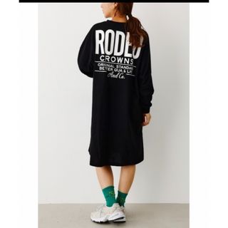 ロデオクラウンズワイドボウル(RODEO CROWNS WIDE BOWL)のTAPE LOGO L/S Tシャツワンピース(ひざ丈ワンピース)