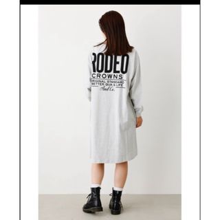 ロデオクラウンズワイドボウル(RODEO CROWNS WIDE BOWL)のTAPE LOGO L/S Tシャツワンピース(ひざ丈ワンピース)