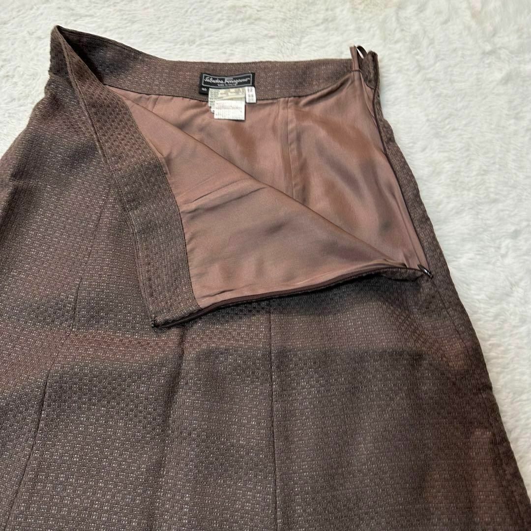 Salvatore Ferragamo(サルヴァトーレフェラガモ)のサルヴァトーレフェラガモ✨シルク混 スカート ブラウン　サイズ40(Lサイズ) レディースのスカート(ひざ丈スカート)の商品写真