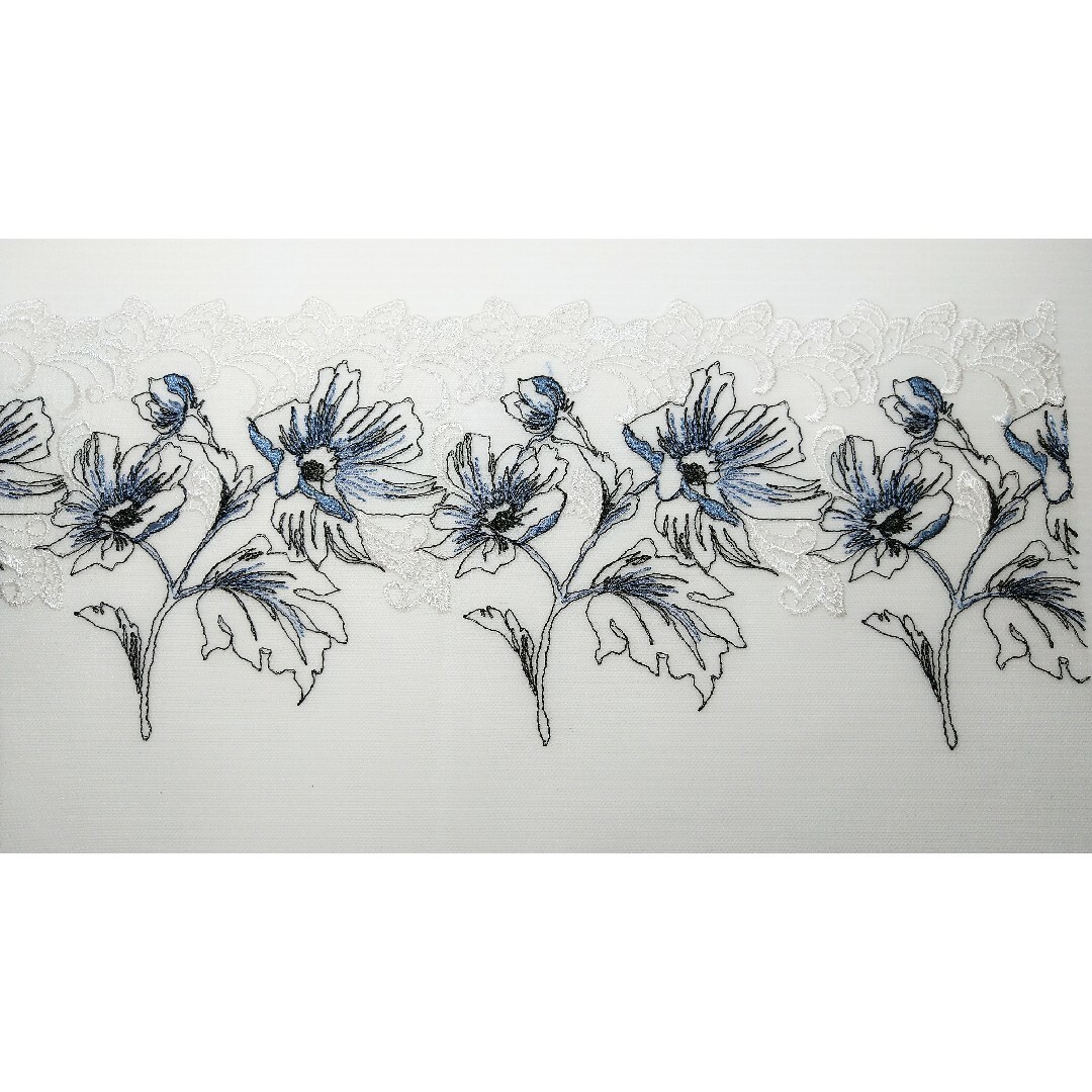 人気生地！  ブルーネイビーのお花が映える  刺繍レース生地 ハンドメイドの素材/材料(生地/糸)の商品写真