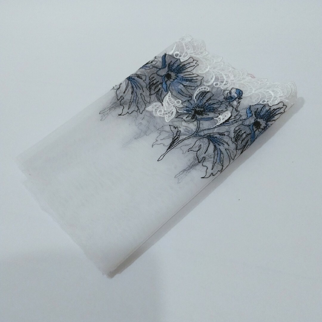 人気生地！  ブルーネイビーのお花が映える  刺繍レース生地 ハンドメイドの素材/材料(生地/糸)の商品写真