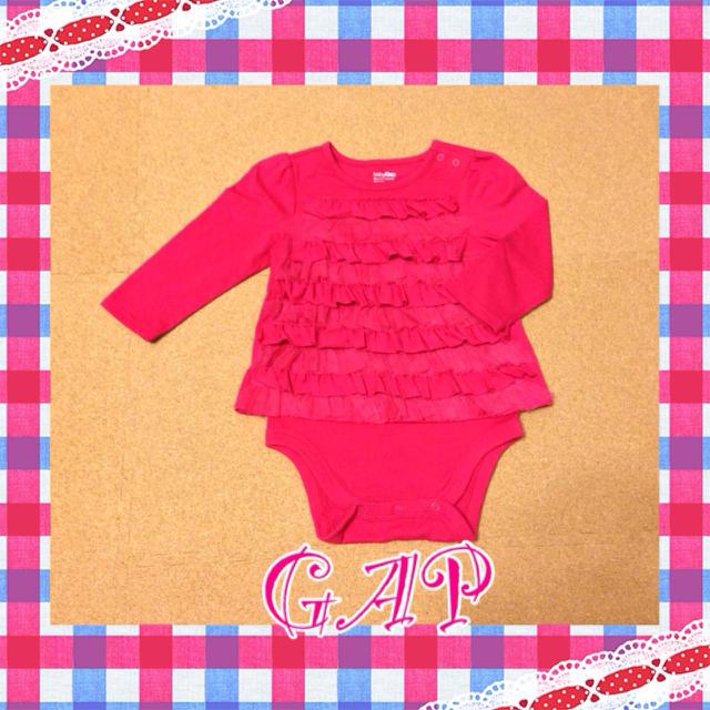 GAP(ギャップ)の＊GAP＊フリルロンパース80cm キッズ/ベビー/マタニティのベビー服(~85cm)(ロンパース)の商品写真