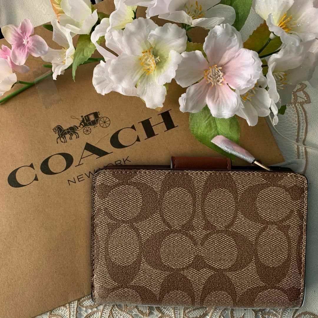 COACH 二つ折り ベージュ シグネチャー ブラウン ベルトロゴの通販 by