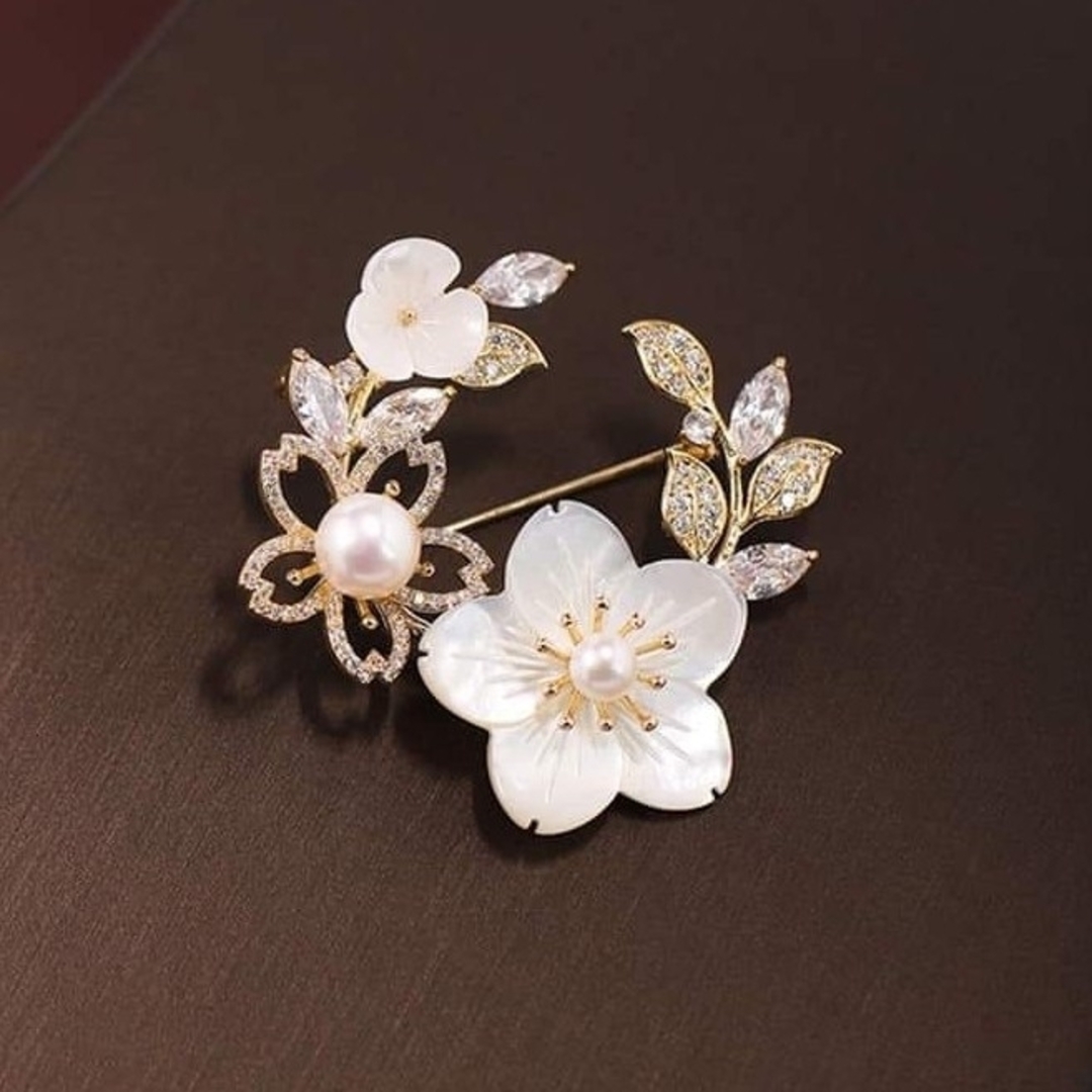 新品　桜 ブローチ　パール　花　フォーマル　入学式　入園式　結婚式 レディースのアクセサリー(ブローチ/コサージュ)の商品写真