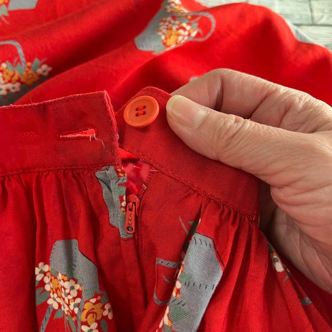 VINTAGE(ヴィンテージ)の昭和レトロ花籠柄ロングスカートガーリー刺繍入りレッド古着T1 レディースのスカート(ロングスカート)の商品写真