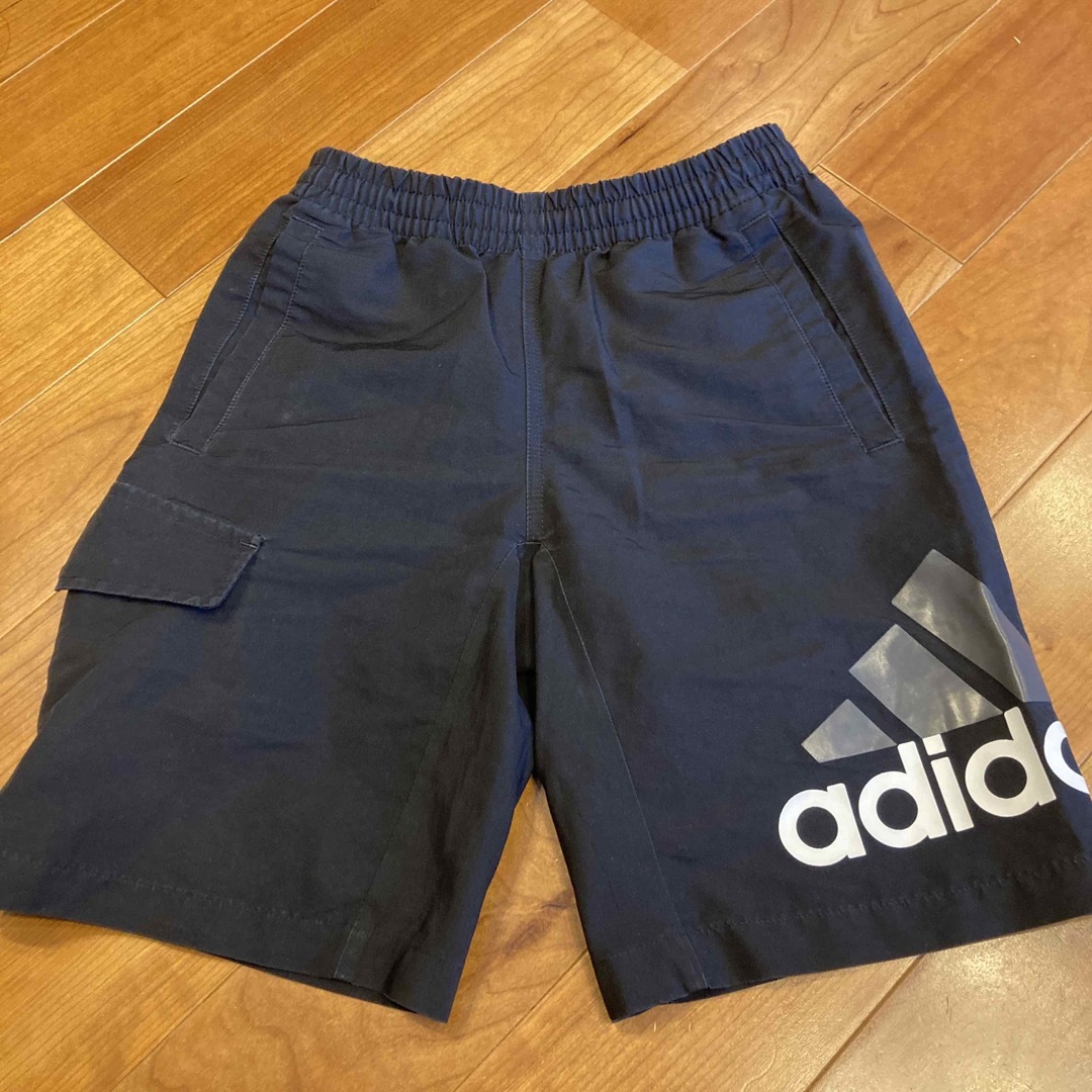 adidas(アディダス)のadidas 黒 ハーフパンツ 130 キッズ/ベビー/マタニティのキッズ服男の子用(90cm~)(パンツ/スパッツ)の商品写真