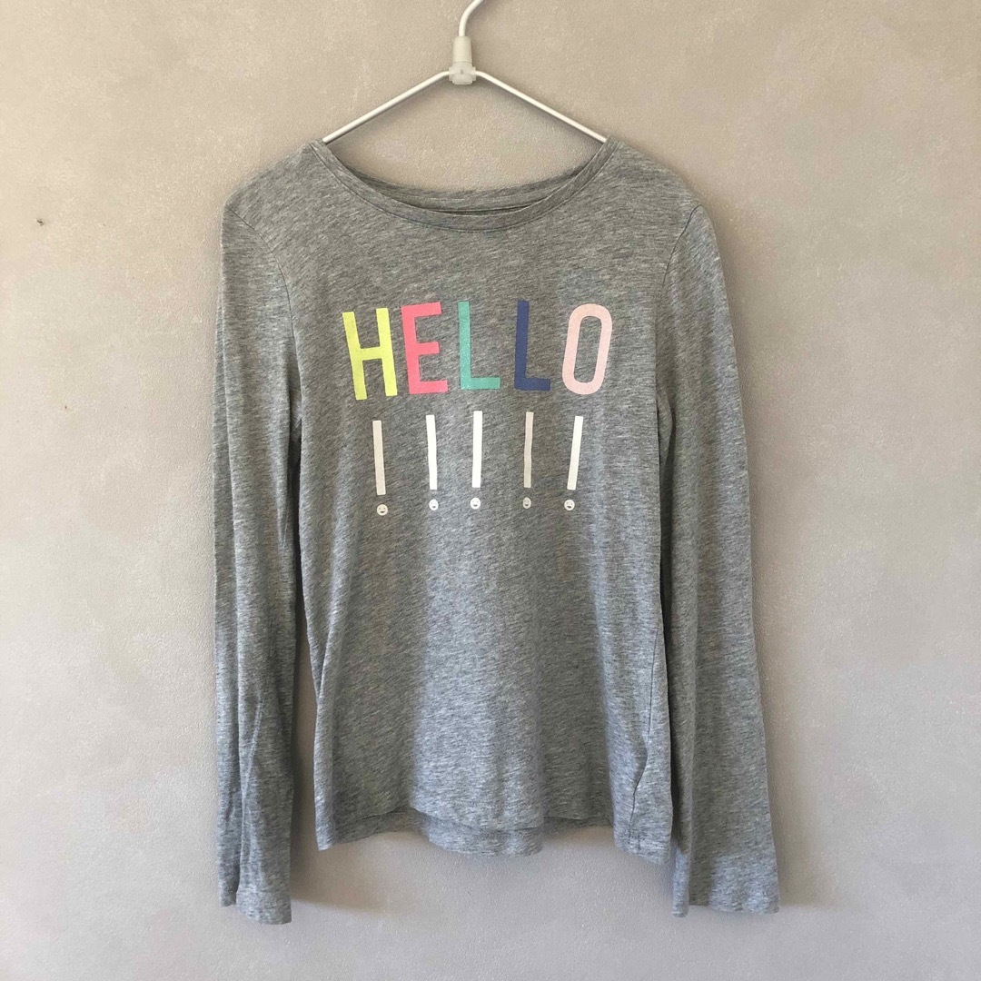 GAP Kids(ギャップキッズ)のギャップキッズ　ロゴロンT HELLO 140 グレー キッズ/ベビー/マタニティのキッズ服女の子用(90cm~)(Tシャツ/カットソー)の商品写真