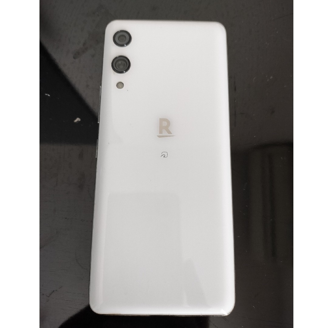 Rakuten(ラクテン)の楽天モバイル Rakuten Hand 64GB ホワイト P710 バッテリー スマホ/家電/カメラのスマートフォン/携帯電話(スマートフォン本体)の商品写真