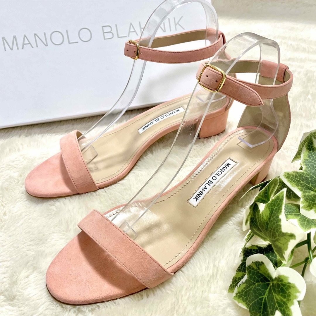 MANOLO BLAHNIK(マノロブラニク)の箱付き未使用 マノロブラニク Drawer別注 スエード ストラップサンダル レディースの靴/シューズ(サンダル)の商品写真