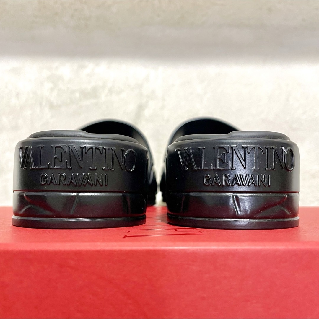 valentino garavani(ヴァレンティノガラヴァーニ)の箱付き未使用 VLTN フローラル テクスチャー スライド サンダル レディースの靴/シューズ(サンダル)の商品写真