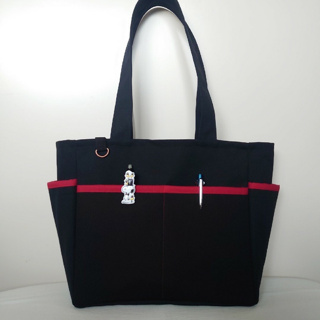 黒帆布トートバッグ×赤　サイドポケット　肩掛けトートバッグ　ハンドメイド ハンドメイドのファッション小物(バッグ)の商品写真