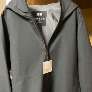 ユニクロ(UNIQLO)のユニクロ ブロックテックパーカ 3Dカット ブラック サイズL 未使用品(パーカー)