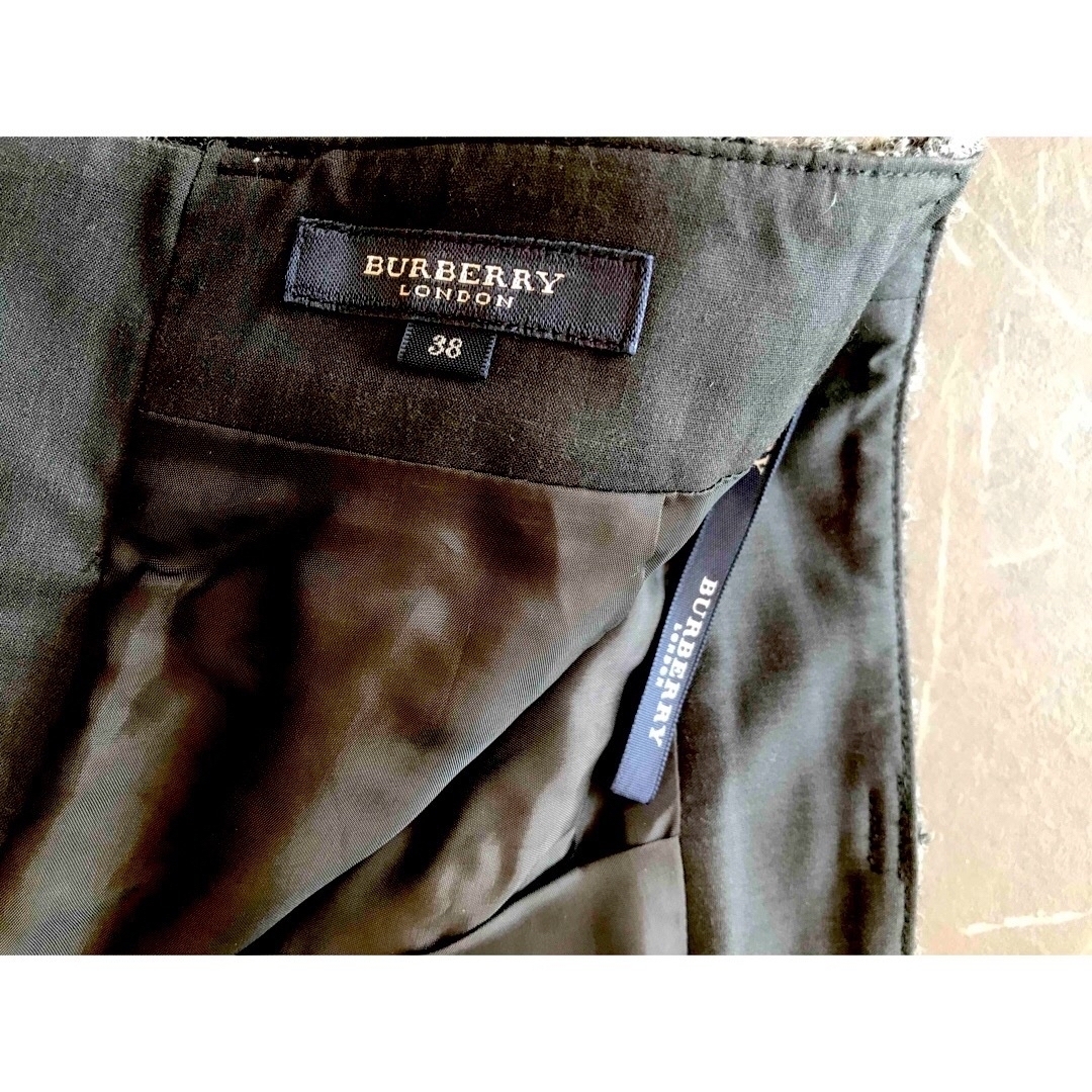 BURBERRY(バーバリー)の🇬🇧 バーバリー   ロンドン  ⭐︎  レザーバックル共生地ベルト付　スカート レディースのスカート(ひざ丈スカート)の商品写真