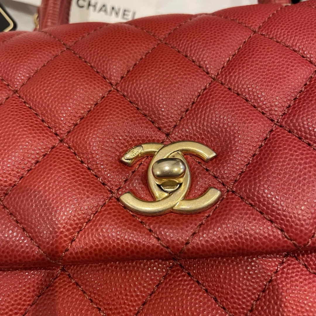 CHANEL(シャネル)のほぼ未使用品！シャネル CHANEL ココハンドル24 XS 赤×ゴールド金具 レディースのバッグ(ショルダーバッグ)の商品写真