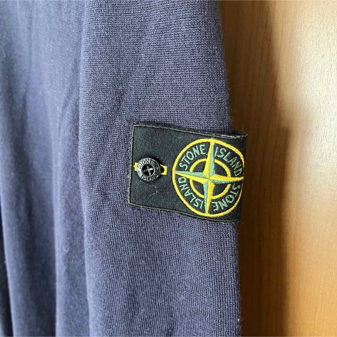 STONE ISLAND(ストーンアイランド)のストーンアイランド Vネックウールニット メンズのトップス(ニット/セーター)の商品写真