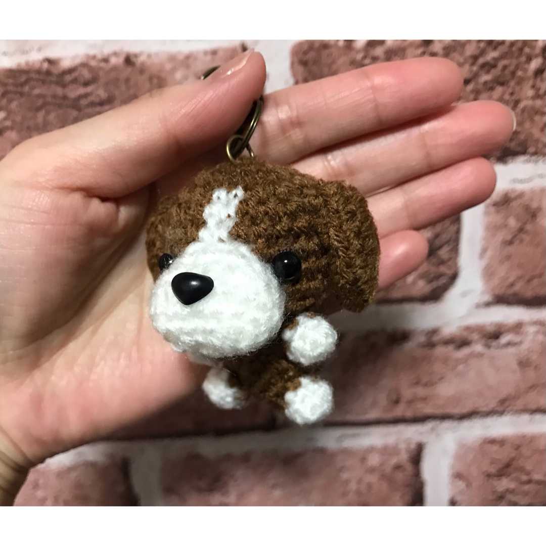 ビーグル犬の編みぐるみキーホルダー ハンドメイドのぬいぐるみ/人形(あみぐるみ)の商品写真