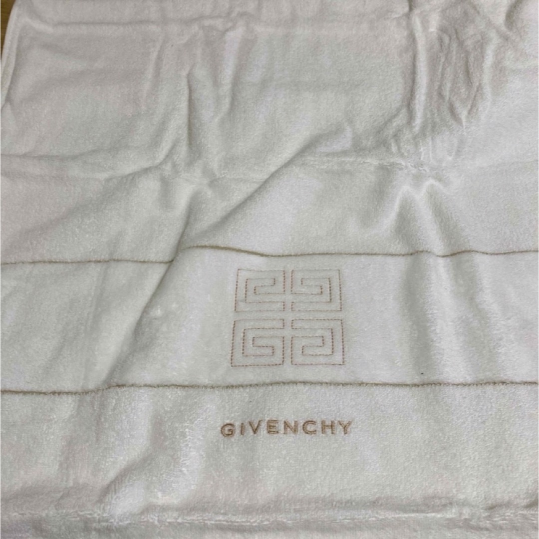 GIVENCHY(ジバンシィ)の大判のバスタオル　一枚の価格 インテリア/住まい/日用品の日用品/生活雑貨/旅行(タオル/バス用品)の商品写真