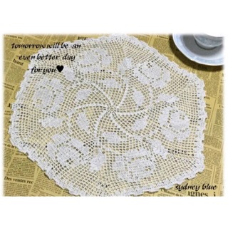 薔薇モチーフのレース編みドイリー　ホワイト  (テーブル用品)