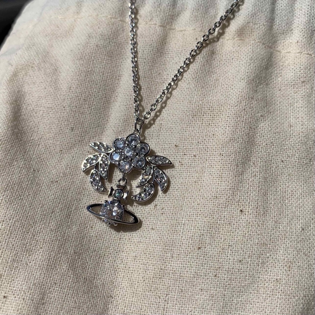 Vivienne Westwood(ヴィヴィアンウエストウッド)のヴィヴィアンウエストウッド　ネックレス　シルバー　金木犀 レディースのアクセサリー(ネックレス)の商品写真