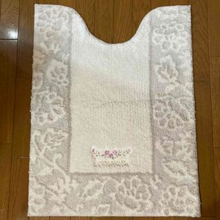 ローラアシュレイ(LAURA ASHLEY)のローラアシュレイ  トイレマット　グレー　ホワイト　新品未使用(トイレマット)