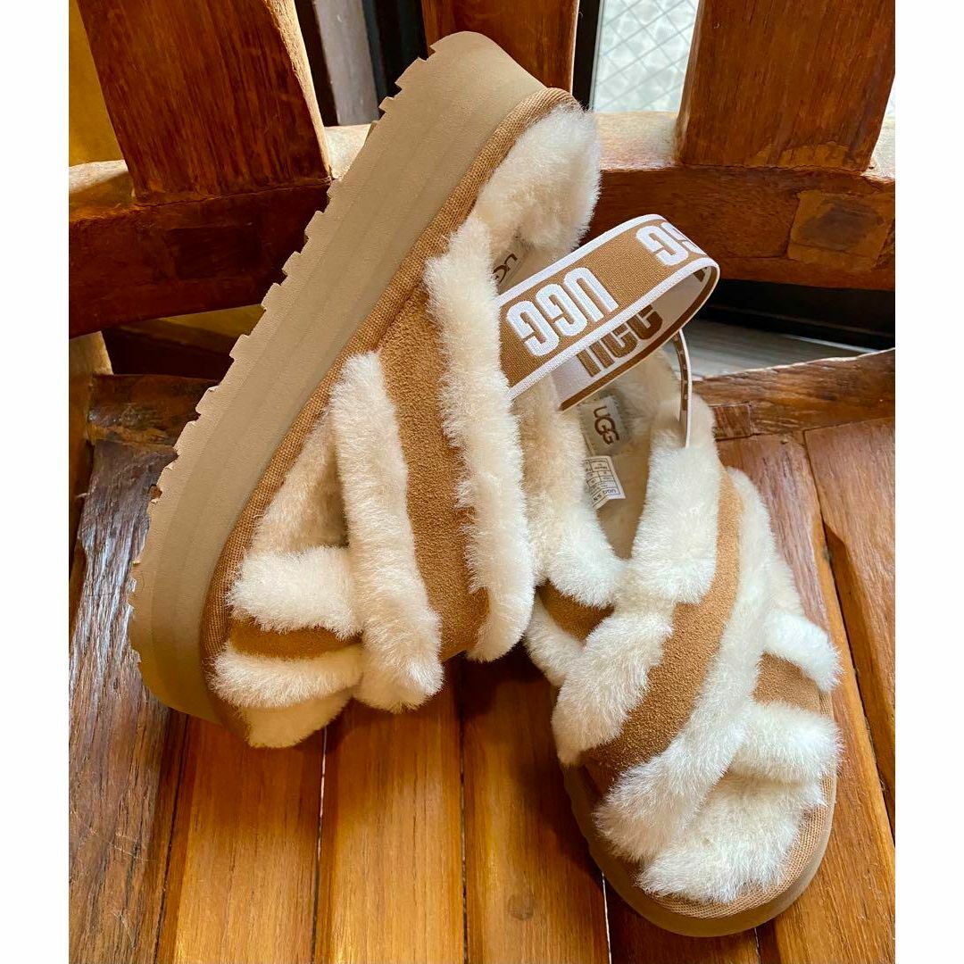 UGG(アグ)の入手困難✨激レア✨超超美品✨25cm✨UGG✨DISCO CROSS SLIDE レディースの靴/シューズ(サンダル)の商品写真