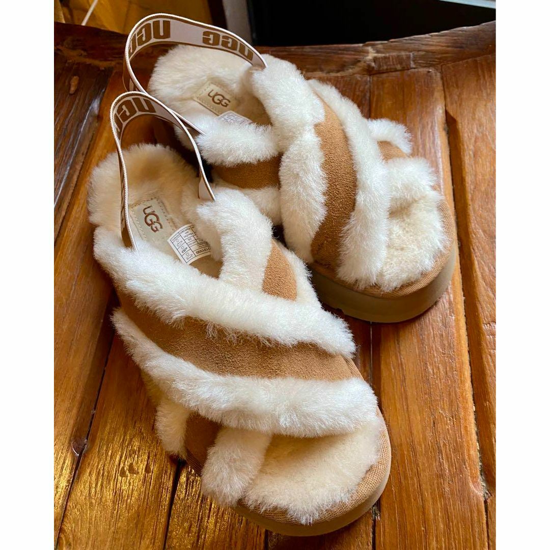 UGG(アグ)の入手困難✨激レア✨超超美品✨25cm✨UGG✨DISCO CROSS SLIDE レディースの靴/シューズ(サンダル)の商品写真