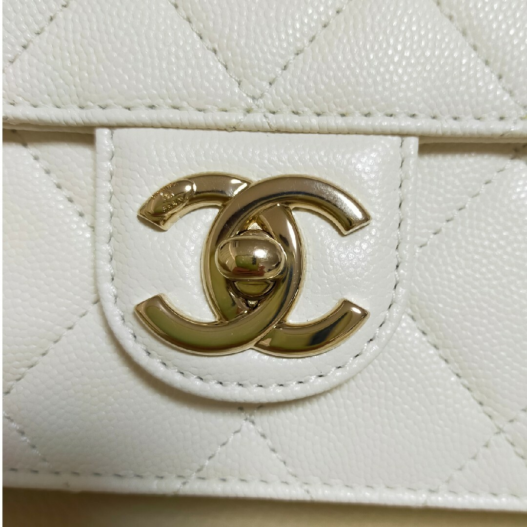 CHANEL(シャネル)の【新品未使用】シャネル　キャビアスキン　ミニフラップ　白 レディースのバッグ(ショルダーバッグ)の商品写真
