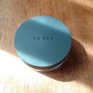 スリー(THREE)の新品未使用  THREE アルティメイトダイアフェネス ルースパウダー グロー(フェイスパウダー)