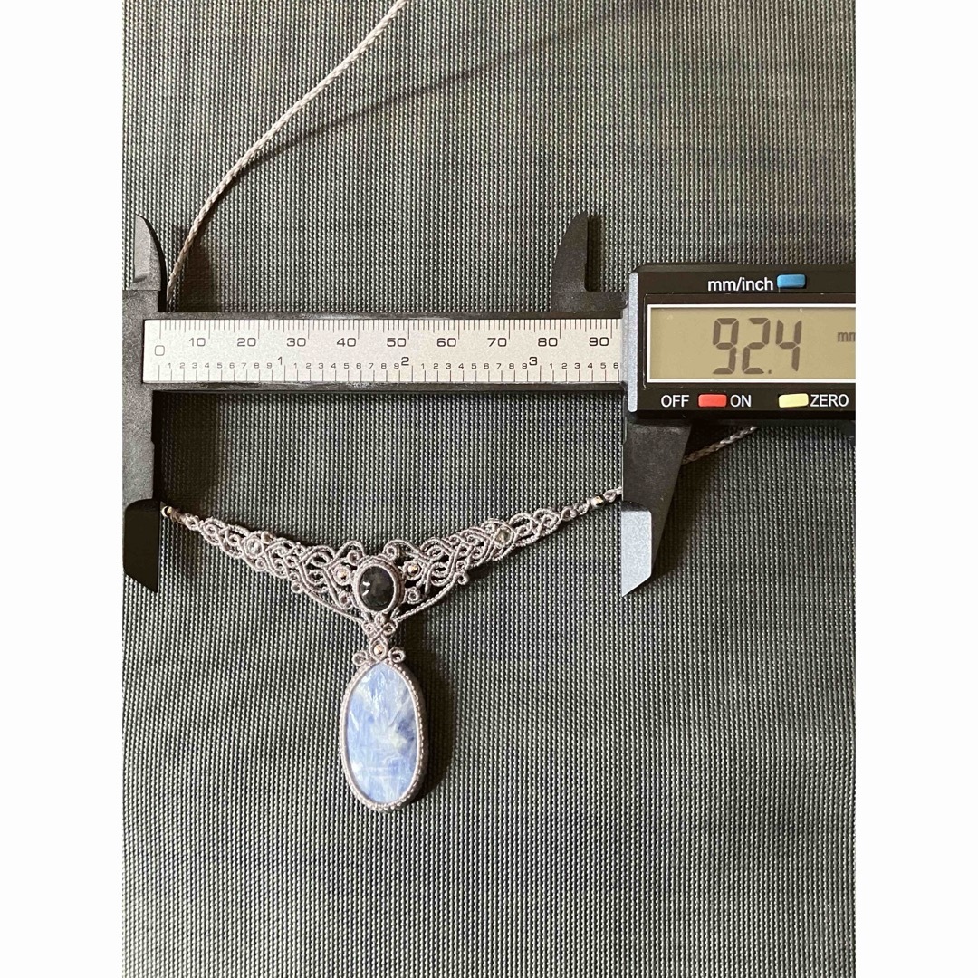 ラブラドライトとカイヤナイトのマクラメネックレス ハンドメイドのアクセサリー(ネックレス)の商品写真