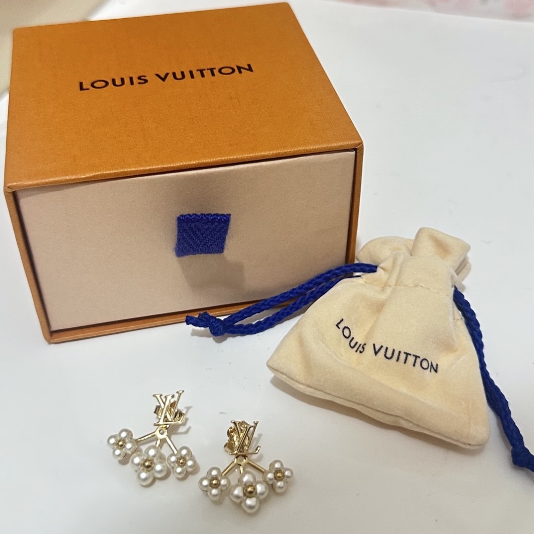 LOUIS VUITTON - LOUIS VUITTONピアスLVフローラグラムの通販 by LOUIS VUITTON - LOUIS VUITTONピアスLVフローラグラムの通販 by