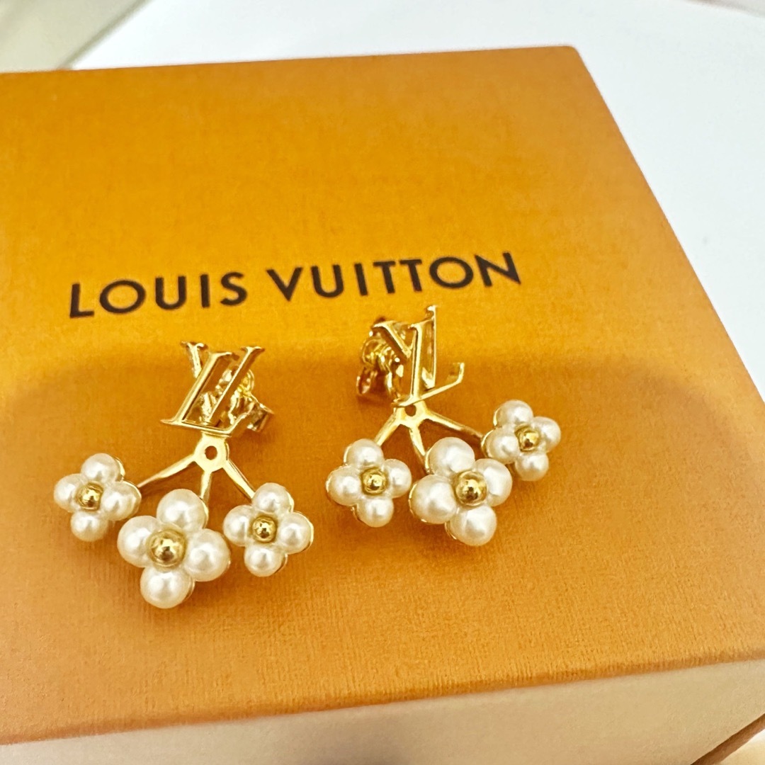 LOUIS VUITTON - LOUIS VUITTONピアスLVフローラグラムの通販 by LOUIS VUITTON - LOUIS VUITTONピアスLVフローラグラムの通販 by