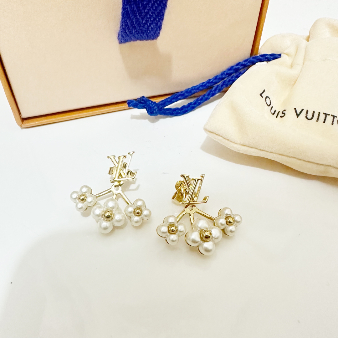 LOUIS VUITTON - LOUIS VUITTONピアスLVフローラグラムの通販 by LOUIS VUITTON - LOUIS VUITTONピアスLVフローラグラムの通販 by