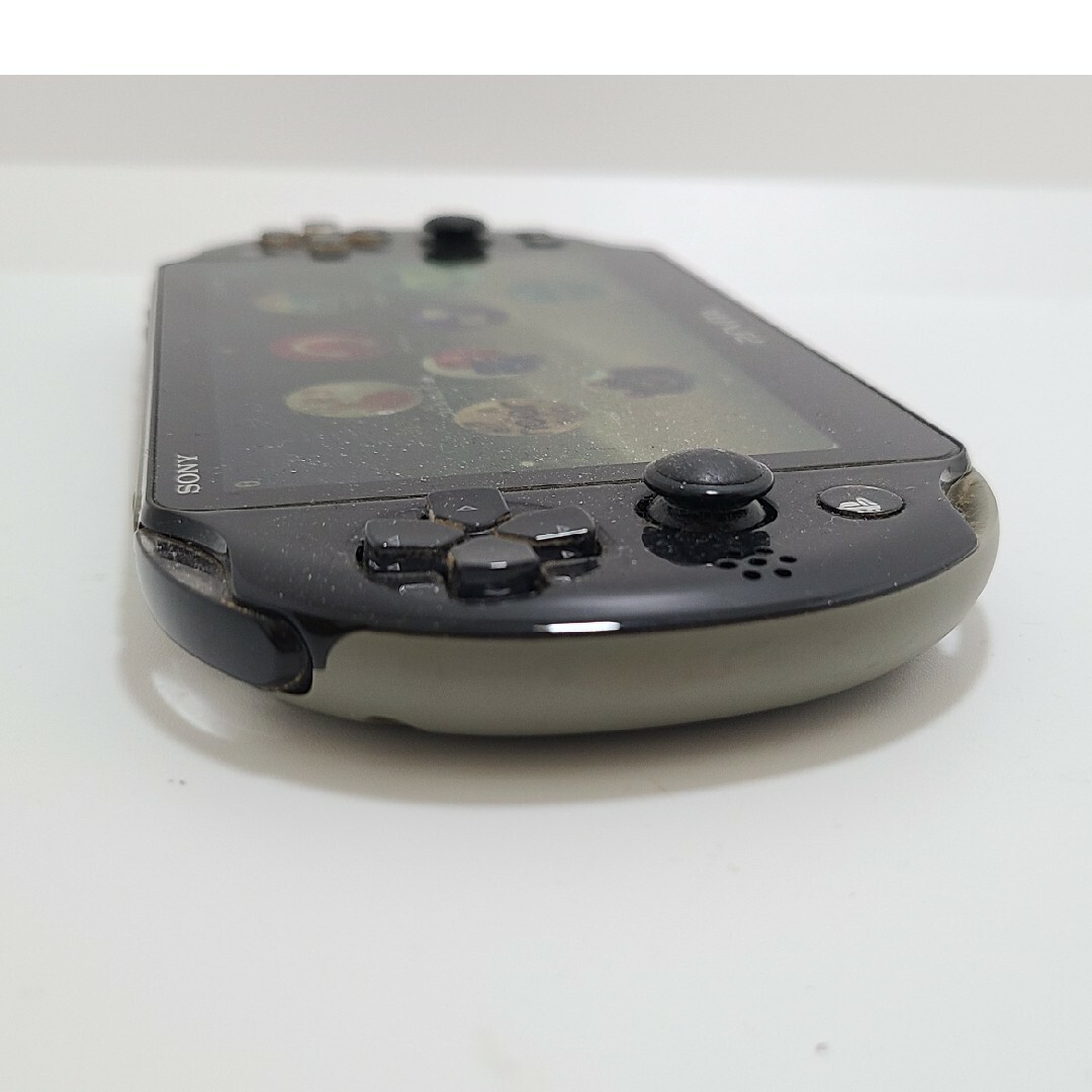 PlayStation Vita(プレイステーションヴィータ)のplaystation vita PCH2000　カーキブラック エンタメ/ホビーのゲームソフト/ゲーム機本体(携帯用ゲーム機本体)の商品写真