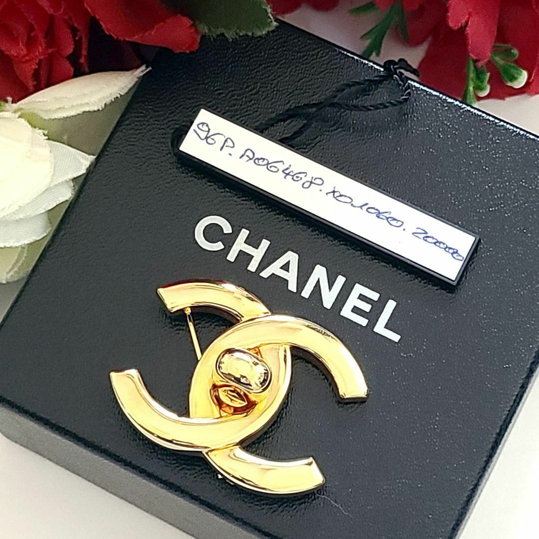 CHANEL(シャネル)のシャネル☆★ココマーク☆ターンロック☆ゴールド☆ブローチ レディースのアクセサリー(ブローチ/コサージュ)の商品写真