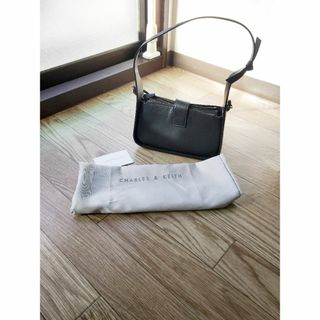 チャールズアンドキース(Charles and Keith)のレザー チェーンリンクバッグ（CHARLES & KEITH）(ハンドバッグ)