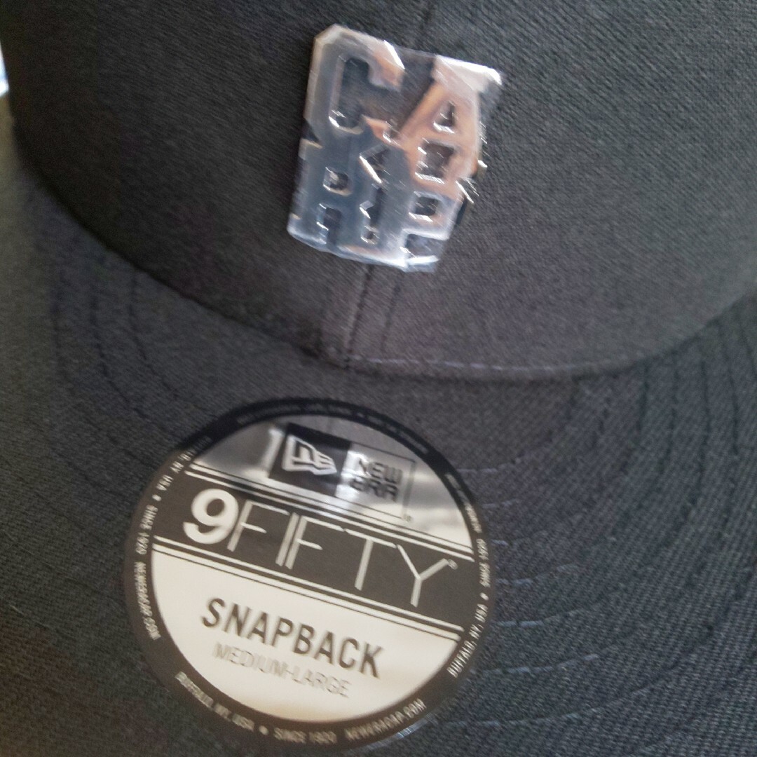 NEW ERA(ニューエラー)のカープキャップニューエラ９５０（メタルロゴ）ブラック！限定完売品！おまけ付き♪ メンズの帽子(キャップ)の商品写真