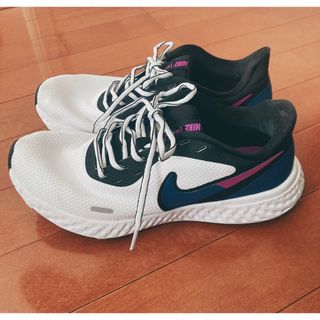 ナイキ(NIKE)の【ナイキ】レボリューション5（25.5cm）(シューズ)