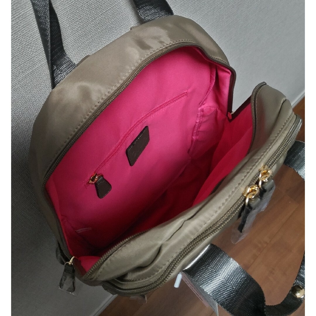 【新品】MioFIRANO リュック（グレージュ） レディースのバッグ(リュック/バックパック)の商品写真