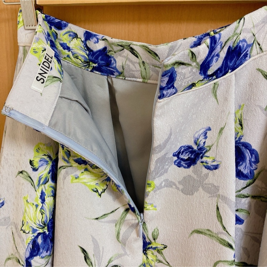 SNIDEL(スナイデル)の【snidel】スナイデル　Ｍ　白地青花柄スカート　ゴブラン地 レディースのスカート(ひざ丈スカート)の商品写真