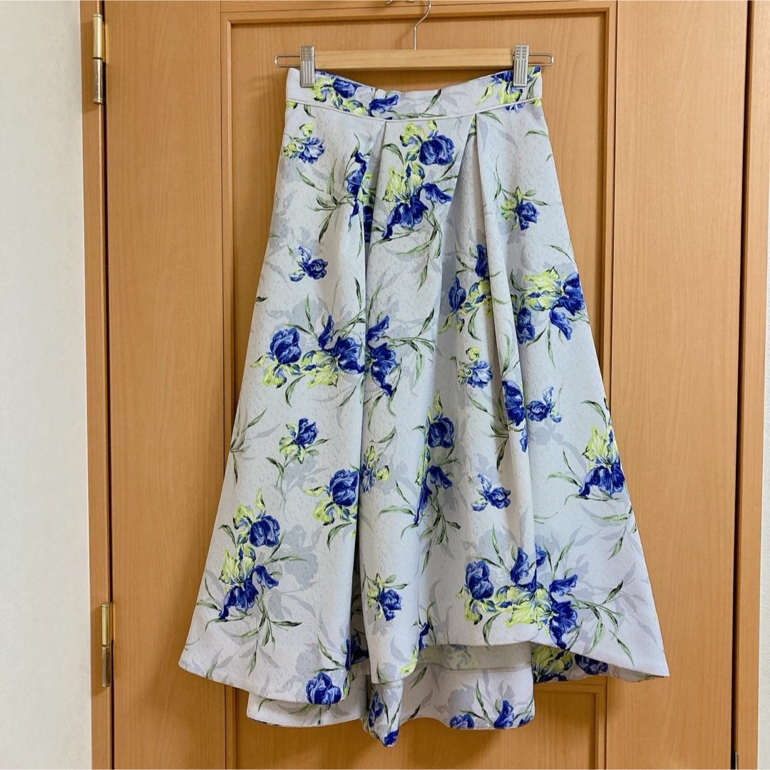 SNIDEL(スナイデル)の【snidel】スナイデル　Ｍ　白地青花柄スカート　ゴブラン地 レディースのスカート(ひざ丈スカート)の商品写真
