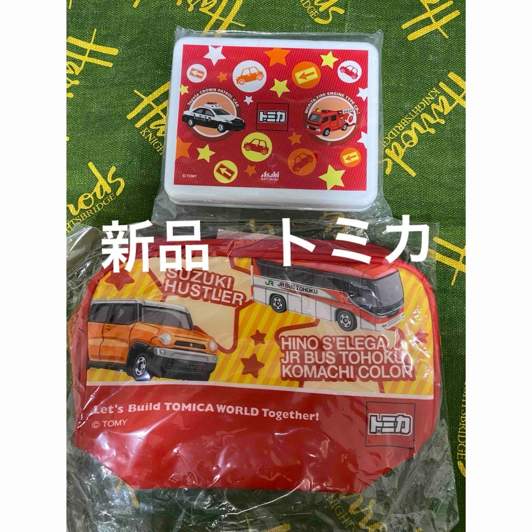 Takara Tomy(タカラトミー)の新品　未開封　トミカ　折りたたみランチボックス　ポーチ　新学期　お弁当 インテリア/住まい/日用品のキッチン/食器(弁当用品)の商品写真