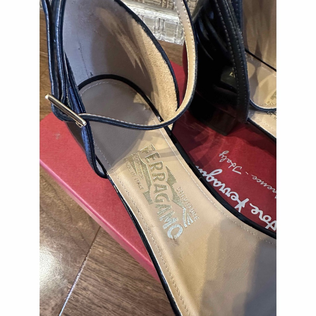 Salvatore Ferragamo(サルヴァトーレフェラガモ)のフェラガモ  サンダル　サイズ7 ブラック レディースの靴/シューズ(サンダル)の商品写真