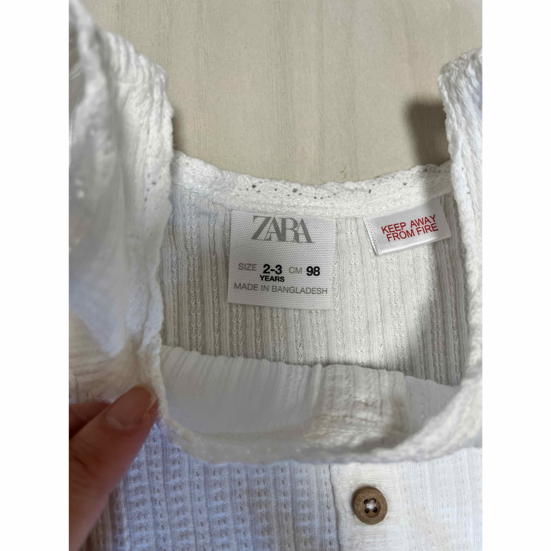 ZARA KIDS(ザラキッズ)のZARA kids 白Tシャツ2枚セット キッズ/ベビー/マタニティのキッズ服女の子用(90cm~)(Tシャツ/カットソー)の商品写真