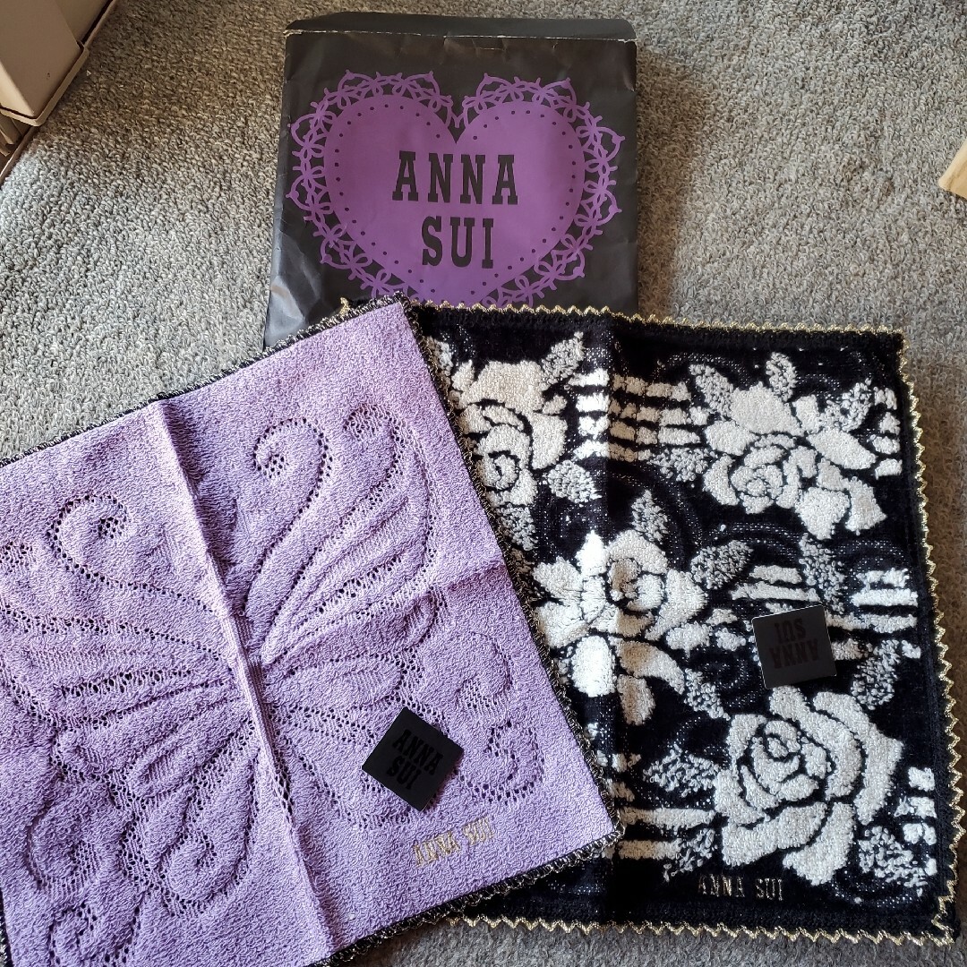 ANNA SUI(アナスイ)の値下げ　新品☆ANNA SUI　アナスイ　タオルハンカチ二枚セット レディースのファッション小物(ハンカチ)の商品写真