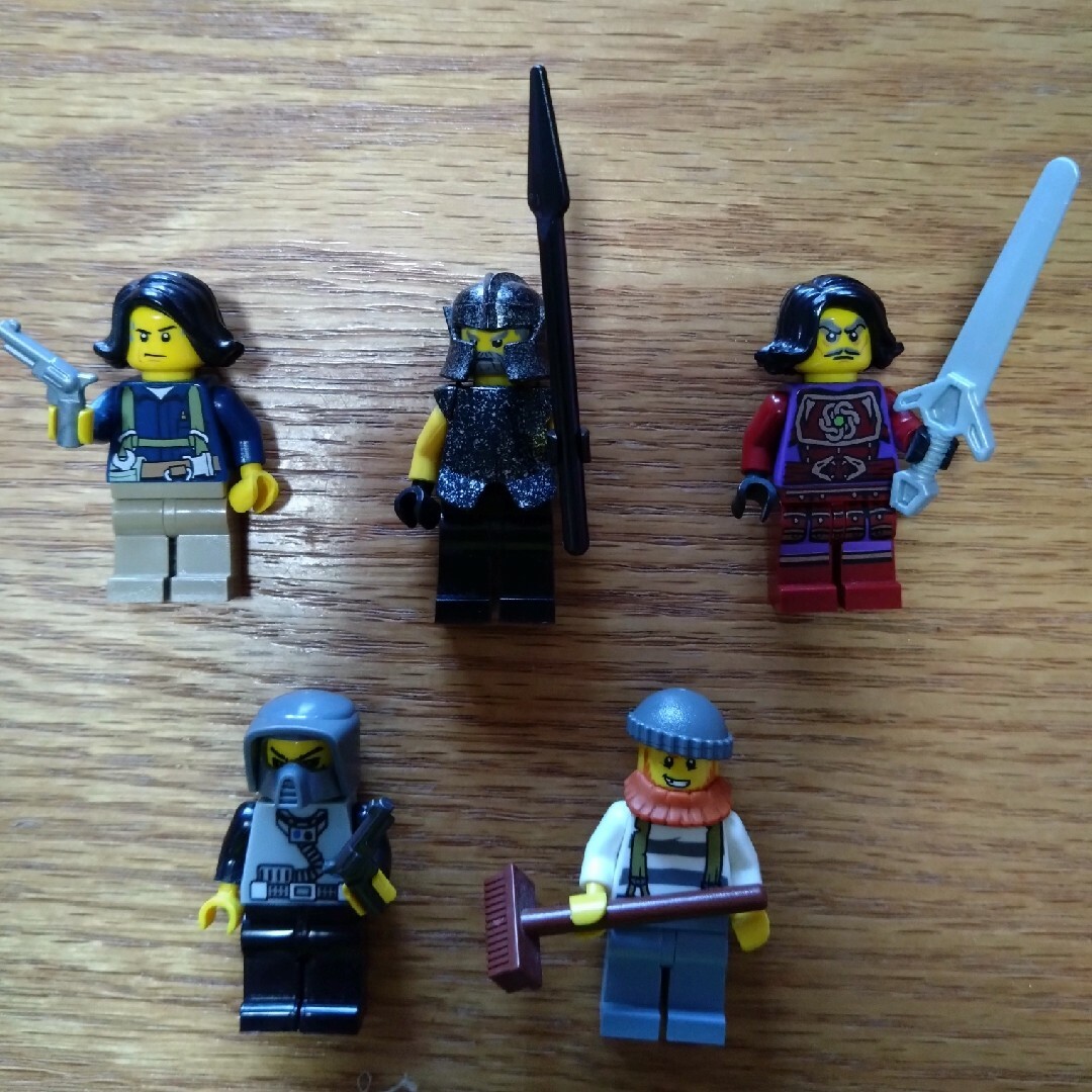 LEGO　正規品　ミニフィグ５体セット(武器付) キッズ/ベビー/マタニティのおもちゃ(積み木/ブロック)の商品写真