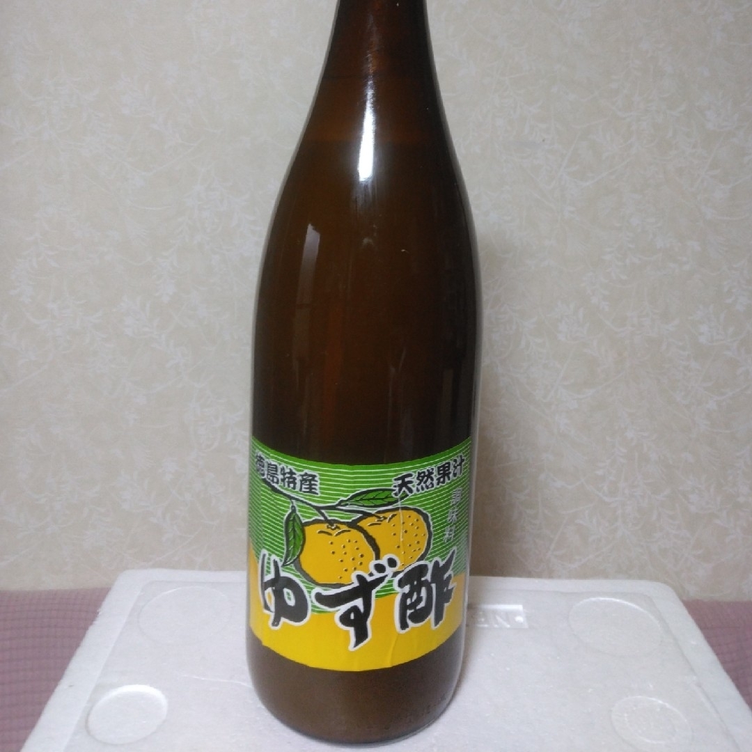 徳島県産実生柚子酢 果汁100%無農薬·無添加 無塩  一升瓶1800ml 食品/飲料/酒の食品(調味料)の商品写真