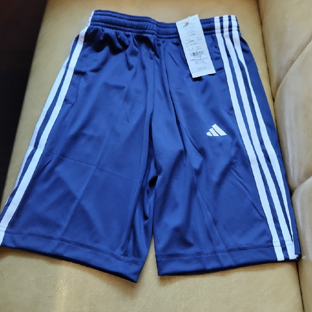 adidas(アディダス)の140 adidas   色 : 紺色　ハーフパンツ キッズ/ベビー/マタニティのキッズ服男の子用(90cm~)(パンツ/スパッツ)の商品写真