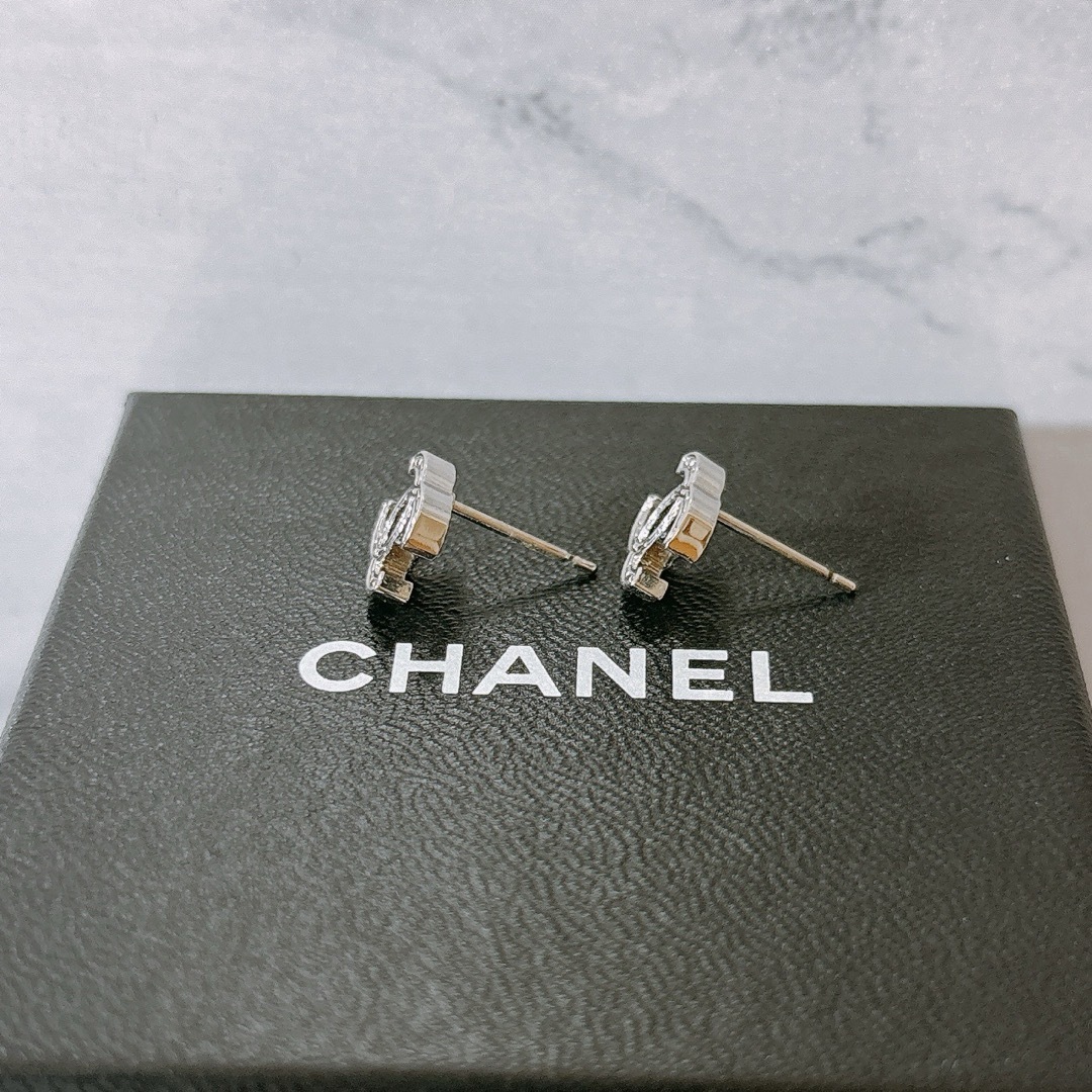 CHANEL(シャネル)のCHANEL シャネル ココマーク ピアス シルバー シンプル レディースのアクセサリー(ピアス)の商品写真