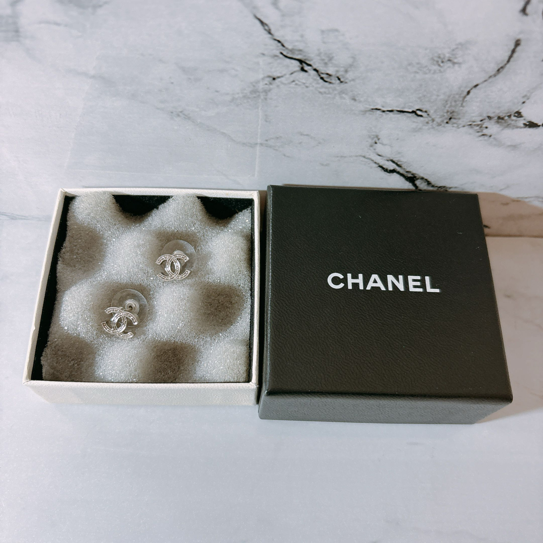 CHANEL(シャネル)のCHANEL シャネル ココマーク ピアス シルバー シンプル レディースのアクセサリー(ピアス)の商品写真