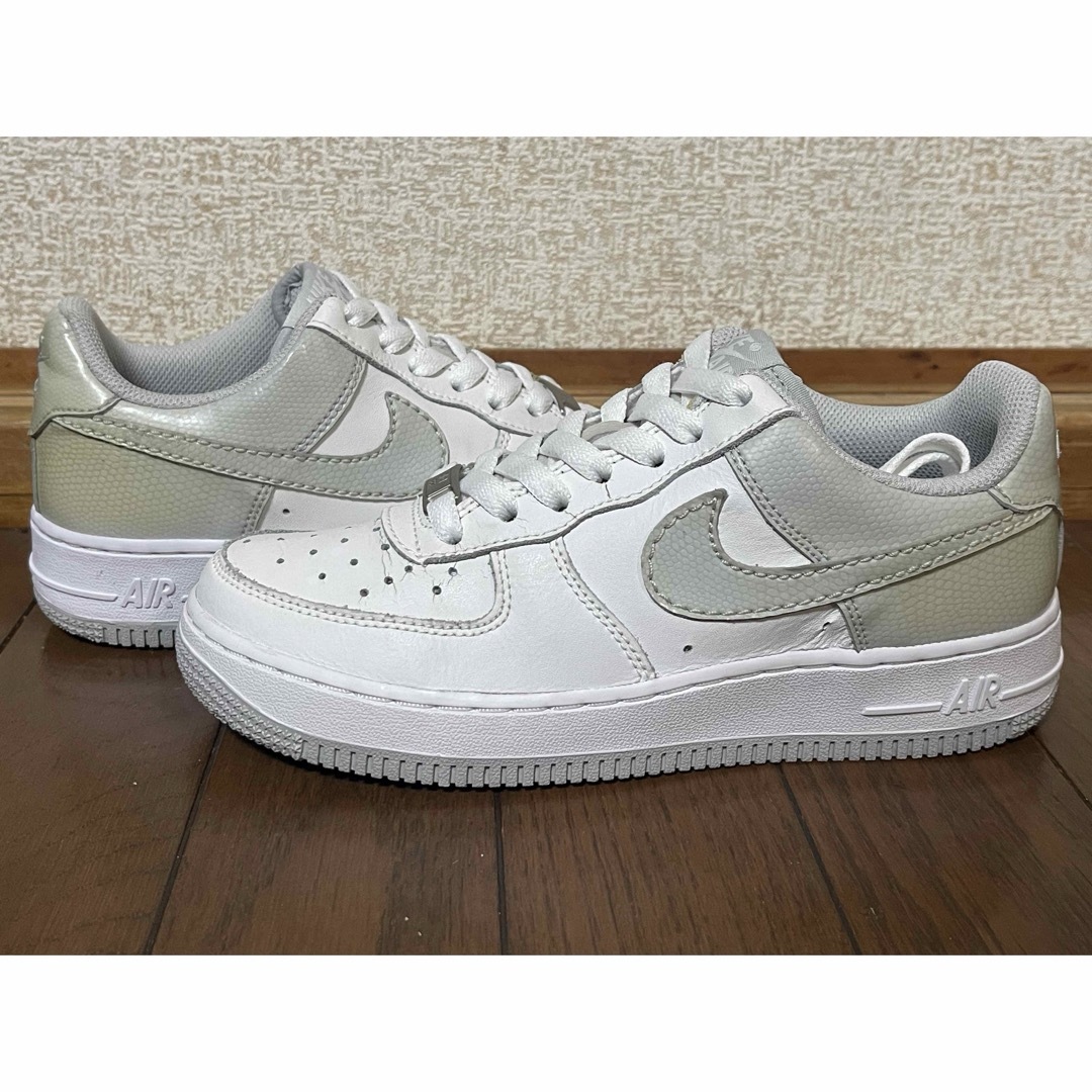 NIKE(ナイキ)のNIKE WMNS AIR FORCE 1 '07 23.0cm レディースの靴/シューズ(スニーカー)の商品写真